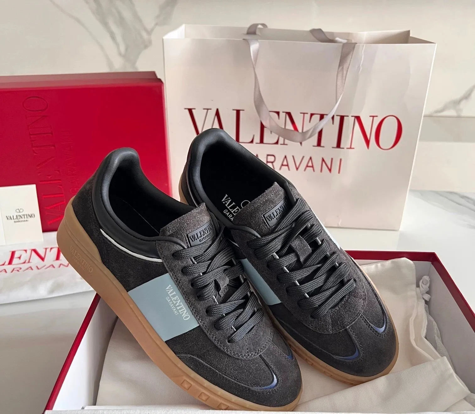 Factory price: 438💰Original quality, top version on the market VALENTINO (Valentino) latest fashion week catwalk [couples 👫 model], unique design, fashionable family specializes in slim feet🔥A fashion product of Baita [strong] Fabric: The toe is made of high mercerized triangular grain cowhide and A-grade full-grain cowhide, original lasting process Inner lining: cowhide lining + men's shoes 💰U hanging mesh feet, heels and tongues decorated with VaIentin* shallow relief oversized rivets Size: 38-44, customized 45